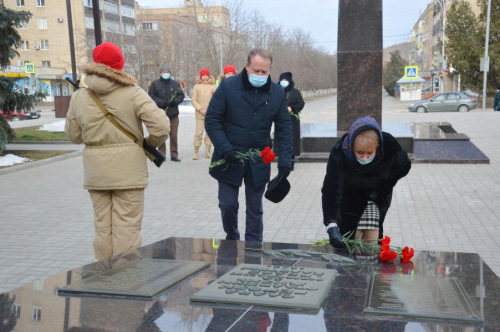 В День Неизвестного солдата в Белой Калитве к мемориальным комплексам возложили цветы 
