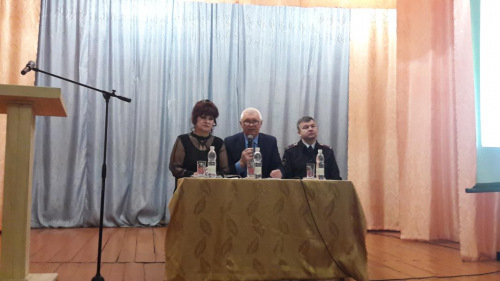 В рамках выезда информационной группы заместитель главы Администрации Белокалитвинского района Владимир Дохнов провел встречу с жителями Синегорского сельского поселения