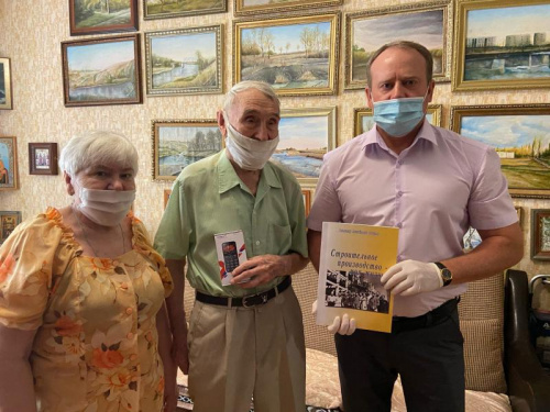 Участникам войны вручают телефоны с бесплатной мобильной связью